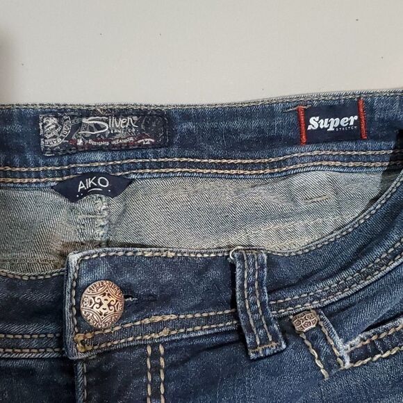 SILVER Aiko super stretch dark wash 32x31 mid rise boot cut jeans - Picture 5 of 8